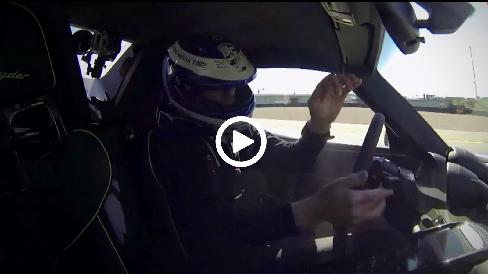 O Walter Rohrl διαλύει Porsche 918 Spyder